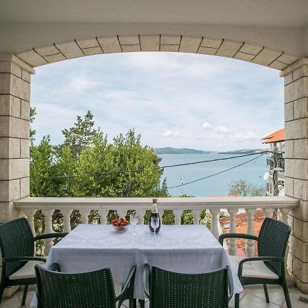 Apartments Lovric トロギール エクステリア 写真