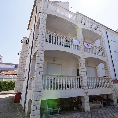 Apartments Lovric トロギール エクステリア 写真