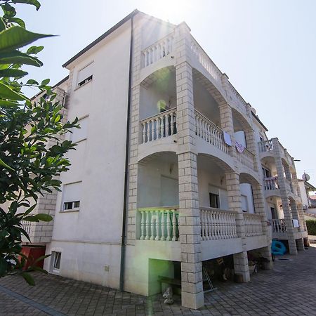 Apartments Lovric トロギール エクステリア 写真