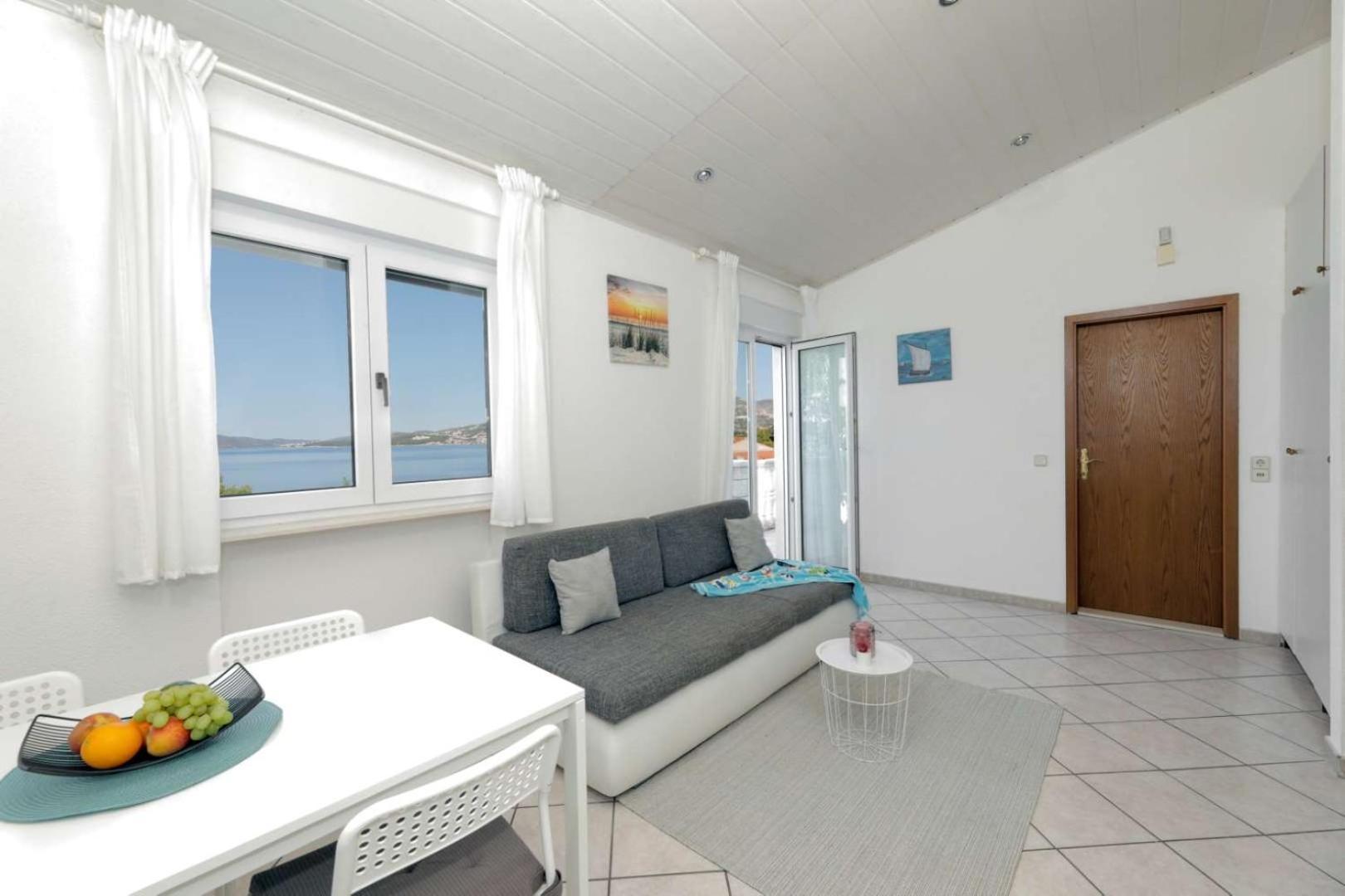 Apartments Lovric トロギール エクステリア 写真