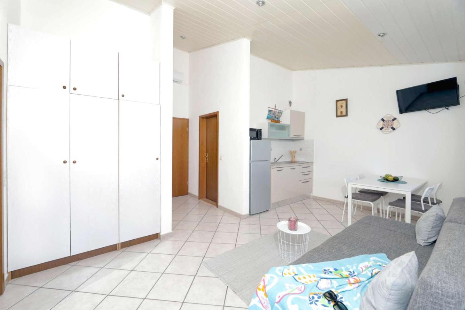 Apartments Lovric トロギール エクステリア 写真