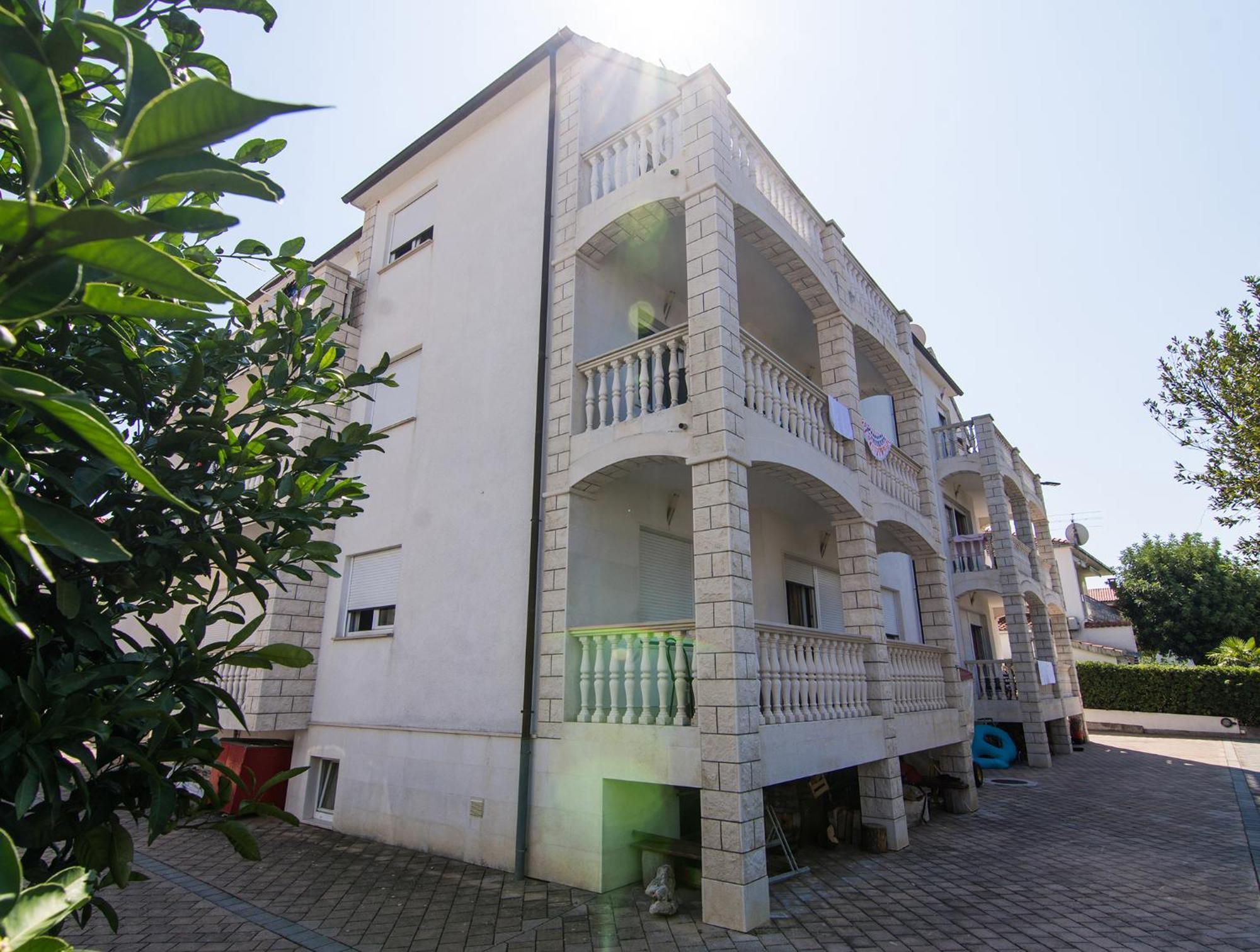 Apartments Lovric トロギール エクステリア 写真